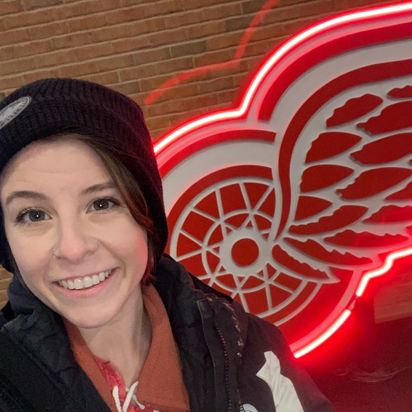 Ashley’s MOVING Closet✨ EVERYTHING MUST GO! Make an offer! - Picture 2 of 6